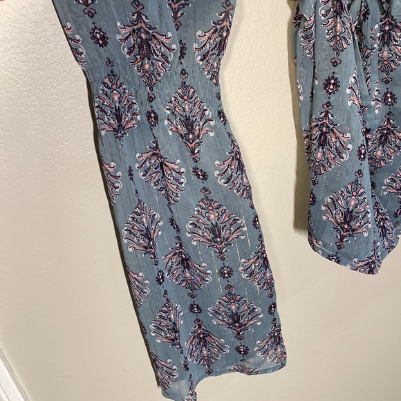 Maurice’s blouse with tie v neck - Picture 2 of 4